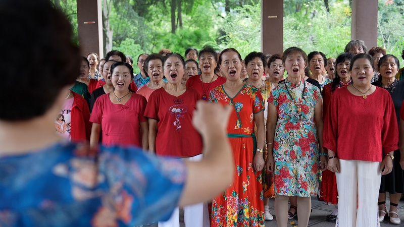 1 圖為遵義紅歌藝術團在遵義紀念公園唱歌（匡斌  攝）.jpg